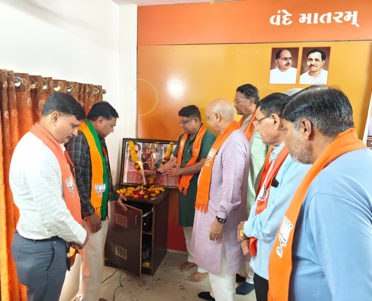 IKJadejaBJP's tweet photo. આજે જામનગર ખાતે ડૉ.શ્યામાપ્રસાદ મુખર્જીની 125 મી જયંતિ નિમિતે આયોજીત જિ.કાર્યકર્તા સંમેલનમાં ઉપસ્થિત રહ્યા.તેમાં ધારાસભ્યશ્રી,જિ.પ્રમુખશ્રી,જિ.સંગઠન ના હોદેદારો, મંડળના હોદેદારો, પ્રભારીશ્રીઓ, મોરચાના હોદેદારો તેમજ બહોળી સંખ્યામાં કાર્યકર્તા ભાઈઓ-બહેનોની પ્રેરક ઉપસ્થિતિ રહી હતી. https://t.co/nrJ9A4hcsL