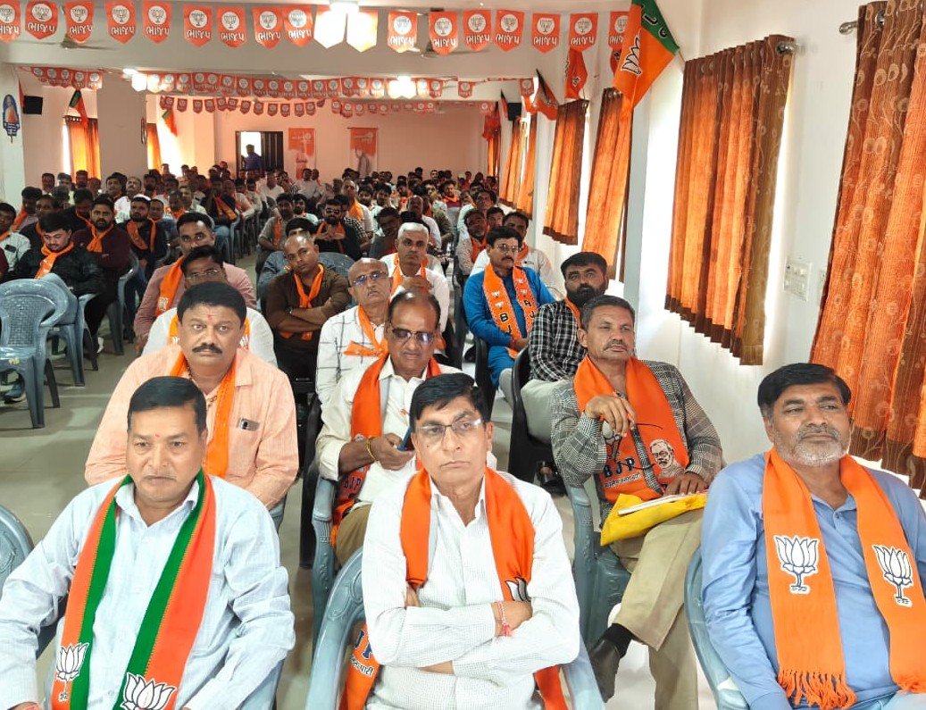 IKJadejaBJP's tweet photo. આજે જામનગર ખાતે ડૉ.શ્યામાપ્રસાદ મુખર્જીની 125 મી જયંતિ નિમિતે આયોજીત જિ.કાર્યકર્તા સંમેલનમાં ઉપસ્થિત રહ્યા.તેમાં ધારાસભ્યશ્રી,જિ.પ્રમુખશ્રી,જિ.સંગઠન ના હોદેદારો, મંડળના હોદેદારો, પ્રભારીશ્રીઓ, મોરચાના હોદેદારો તેમજ બહોળી સંખ્યામાં કાર્યકર્તા ભાઈઓ-બહેનોની પ્રેરક ઉપસ્થિતિ રહી હતી. https://t.co/nrJ9A4hcsL