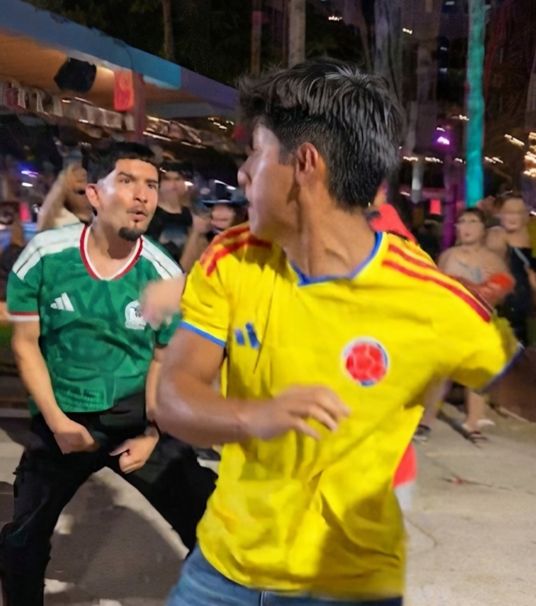 PALTITA875's tweet photo. @ColombiaOscura Los dos Mexicanos que golpearon a traición al Colombiano, son unos tremendos maricas https://t.co/Mq6yHilh8K