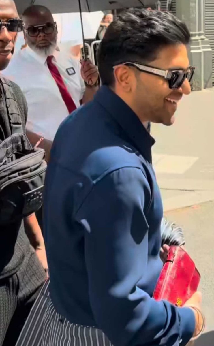 SubhLabh1991's tweet photo. Haaye Smiley Randhawa spotted in Paris ❤️🫠😍🧿 #gururandhawa #paris #fashionweek #parisfashionweek #amiri #vetements #ss27 https://t.co/UWAoNg89SQ