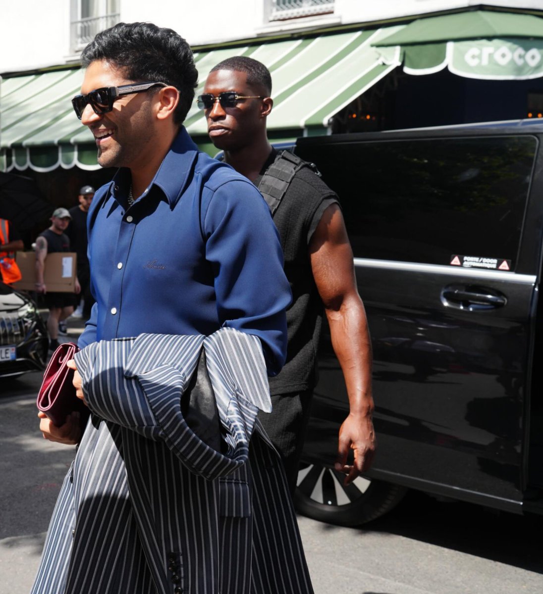 SubhLabh1991's tweet photo. Haaye Smiley Randhawa spotted in Paris ❤️🫠😍🧿 #gururandhawa #paris #fashionweek #parisfashionweek #amiri #vetements #ss27 https://t.co/UWAoNg89SQ
