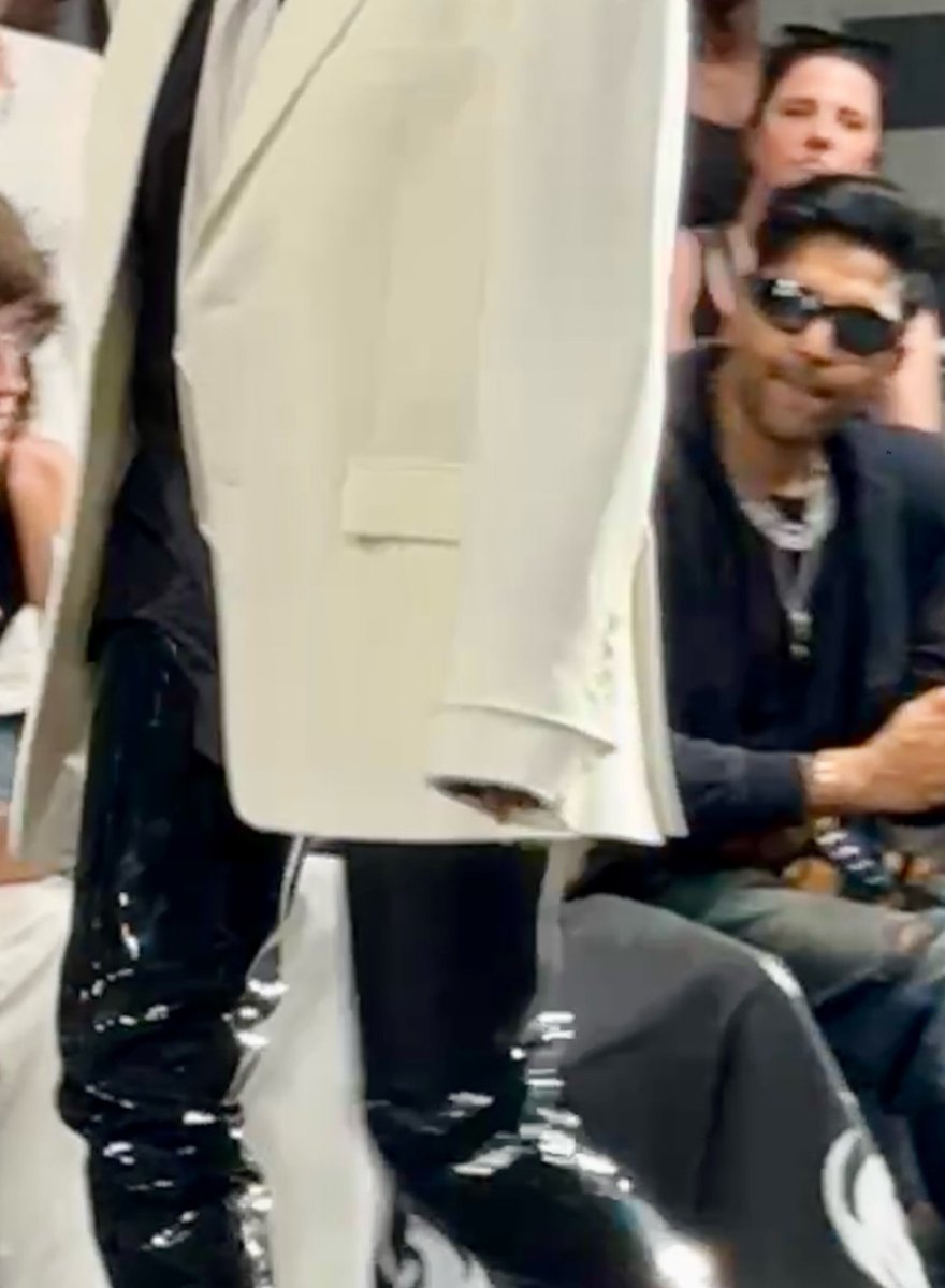 SubhLabh1991's tweet photo. Haaye Smiley Randhawa spotted in Paris ❤️🫠😍🧿 #gururandhawa #paris #fashionweek #parisfashionweek #amiri #vetements #ss27 https://t.co/UWAoNg89SQ
