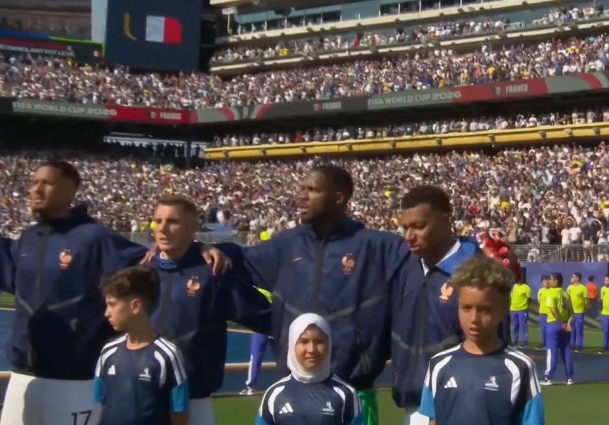 R_Dubreuil_13's tweet photo. 🇫🇷 Quelle honte...

Un voile islamique porté par une enfant aux côtés des joueurs de l'équipe de France de football lors de l'entrée sur le terrain et pendant l'hymne national, pour le match France - Suède.

Même si c'est la FIFA qui organise la #CoupeDuMonde, le silence de la FFF et de Kylian Mbappé nous fait nous interroger.
Espérons qu'ils aient tenté de s'opposer à la présence de ce symbole islamique. Ce dernier nuit à l'image de la France et de ses valeurs.

#FRASWE #FIFA #MBappe #WorldCup2026 #FFF