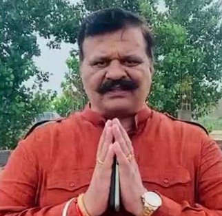 SurajKrBauddh's tweet photo. गुर्जर नेता ने दलितों से मांगी माफी।

उत्तराखंड के लंढौरा के गुर्जर राजपरिवार से संबंध रखने वाले चार बार के MLA कुंवर प्रणव सिंह चैंपियन ने एक हफ्ता पहले दलितों पर जातिगत टिप्पणी की, धमकी दी और महिलाओं को रेप थ्रेट दिया।

हालांकि जब इन पर SC-ST Act के तहत FIR हुई तो सारी राजशाही निकल गई। पहले तो इन्होंने वायरल वीडियो को फेक बताया, लेकिन जब प्रदेश में आक्रोश फैला तो गिरफ्तारी की तलवार लटकने लगी तो राजा साहब अब दलितों से माफी मांग रहे हैं। वह BJP और कांग्रेस से विधायक रहे हैं।

यह संविधान का युग है, बाबू मोशाय। संविधान ने राजा-राजवाड़ों की राजशाही अकड़ खत्म कर दी है। ऐसे में आप भी समतावादी बन जाइए। सोशल मीडिया अच्छे-अच्छे बादशाहों को नतमस्तक करा देता है। आपने माफी मांगी है, यह अच्छी बात है, लेकिन दलित समाज की गरिमा, उनकी जान और महिलाओं का सम्मान बेमोल नहीं है। कानूनी कार्रवाई तो होगी ही। न्यायिक प्रक्रिया से गुजरिए और अपने अंदर बदलाव लाइए। दलितों को अपनी लड़ाई इसी तरह संवैधानिक रास्ते से लड़नी हैं। जाति का कमंडल अवश्य टूटेगा।