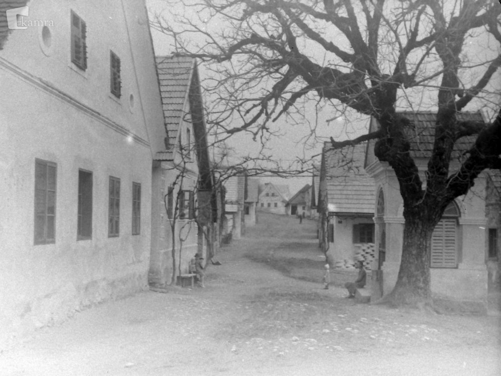 DrustvoHudajama's tweet photo. GENOCIDNO POBIJANJE  NARODA. 
ČE SE JE LE DALO, SO POBILI CELO DRUŽINO.

2.julija  1942 so partizani umorii zakonca #Jožeta in #Ano Pečnik iz Dvorske vasi pri Velikih Laščah.

3. julija 1942 so partizani ugrabili #Jožeta Lončariča, kmeta iz Rosalnic, in ga umorili na Brezovi Rebri.
 27. julija so prišli na Lončaričevo njivo blizu Rosalnic #Marijo Lončarič in 15-letno hčer #Anico. Druga hčerka #Terezija se je morilcu iztrgala in uspelo ji je zbežati

  sl:Dvorska vas pri Velikih Laščah