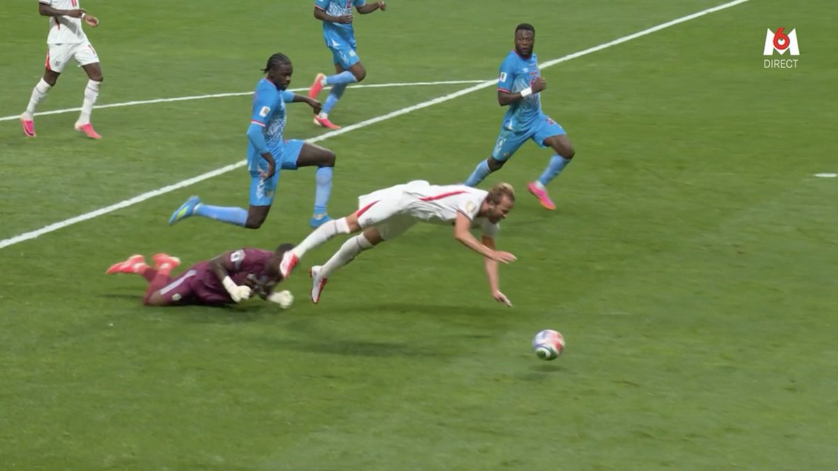 ActuFoot_'s tweet photo. PAS DE PENALTY sur cette situation litigieuse dans la surface congolaise !!! ❌

L'arbitre estime qu'Harry Kane A PLONGÉ pour tenter d'obtenir la faute. https://t.co/ar1d4CcCiv