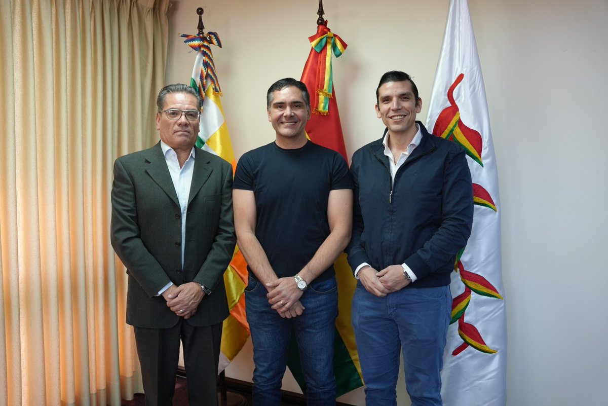 MDPRyABolivia's tweet photo. #MDPRyA | El ministro @OscarMarioJust1 se reunió con autoridades de la Gobernación de #SantaCruz para coordinar estrategias que impulsen la economía, fortalezcan el sector productivo y consoliden acciones conjuntas en favor del desarrollo regional. 🇧🇴 https://t.co/pDLbLHkeZ2