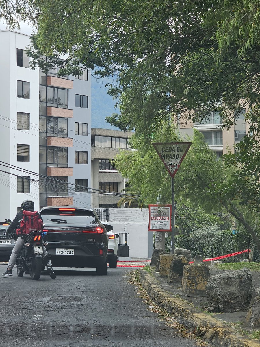 mafavellan's tweet photo. El redondel de la González Suárez para salir a la Av. Guayasamín, se encuentra bloqueada. Se ha generado una gran congestión. NO HAU SEÑALES y la gente avanza y sin saber.
 #Quito #ReporteCiudadano #Tránsito https://t.co/mKUWQi3Z0w