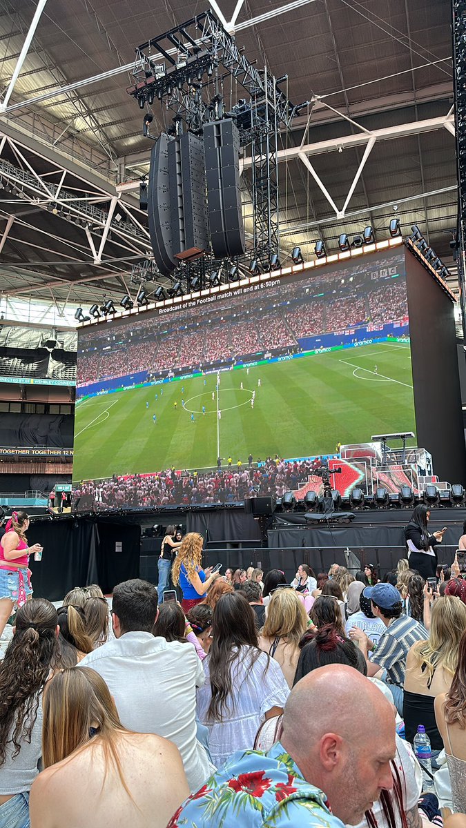 SiobhanAnne04's tweet photo. They're both making sure they don't miss a game during their tours https://t.co/IOp4jFnljK