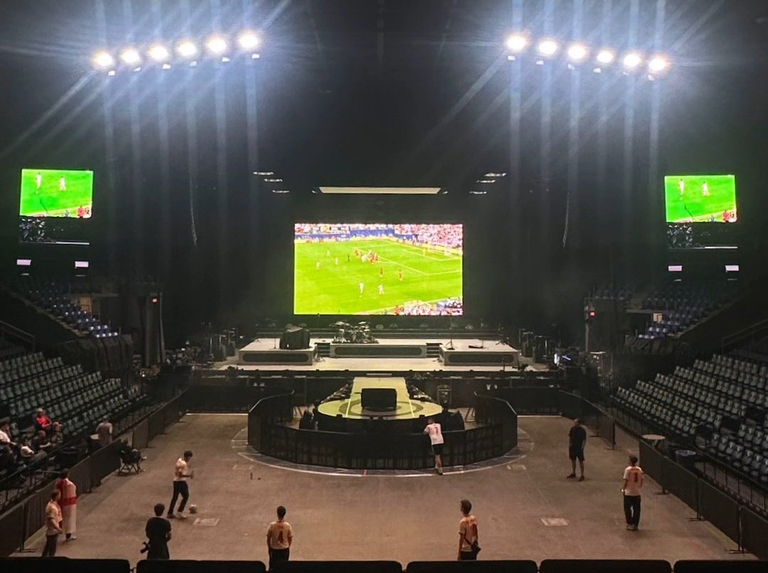 SiobhanAnne04's tweet photo. They're both making sure they don't miss a game during their tours https://t.co/IOp4jFnljK