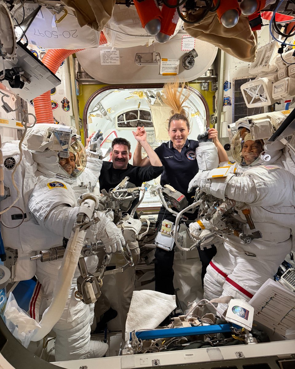 Soph_astro's tweet photo. Jour 138, orbite 2141 – Succès pour l’US EVA-95 ! 🎉 @Astro_Jessica et @Astro_ChrisW ont effectué hier une seconde sortie extravéhiculaire ensemble, et le Canadarm2 est en bonne configuration pour un retour très bientôt au mode 100% opérationnel.  Bravo à toutes les équipes qui ont contribué à ce succès !

J’avais la joie de diriger les opérations intravéhiculaires, et nous avons formé une équipe super efficace. Tout en suivant strictement toutes les procédures, Jessica et Chris étaient dans le sas, prêts à sortir, avec 30 minutes d’avance. 30 minutes, ce n’est pas grand chose, mais pour les membres d’équipage dans le scaphandre, c’est toujours 30 minutes d’énergie économisée pour le marathon que représente une EVA !

📸 ESA/NASA/Roscosmos: Merci au cosmonaute Sergei K pour le soutien moral et les photos !

#εpsilon • @esa • @esaspaceflight • @ESA_fr • @Space_Station  •  @nasa • @NASAJohnson  • @CNES