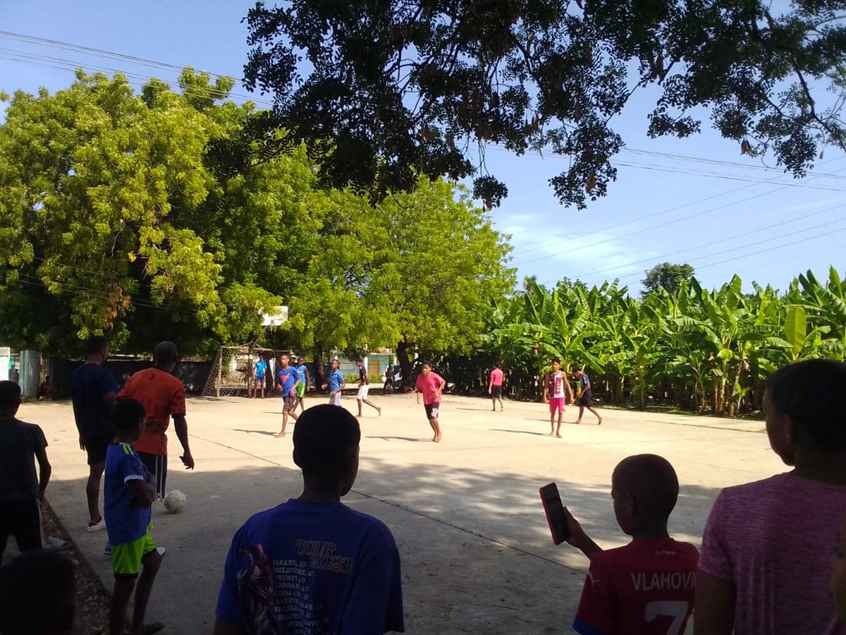 InderTames's tweet photo. ¡Arrancó con todo la Copa Escolar de Fútbol 5 vs 5! ⚽🔥 Nuestro Combinado Deportivo Jamaica ya está dejando la piel en el terreno del Centro Mixto Américo César Desliz, bajo la dirección de los profesores Mario Lionar y Osmani Mosqueda. https://t.co/nOuxh9PnQ9