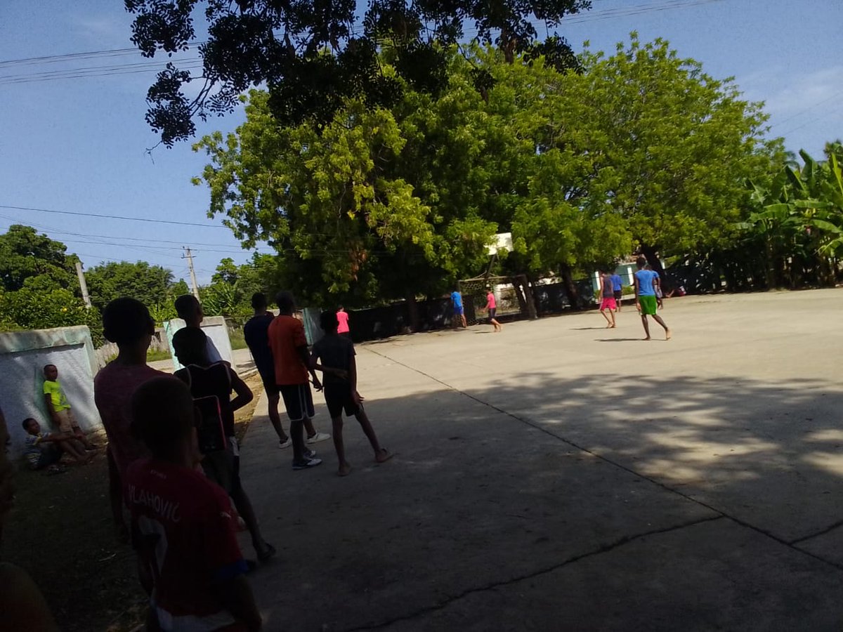 InderTames's tweet photo. ¡Arrancó con todo la Copa Escolar de Fútbol 5 vs 5! ⚽🔥 Nuestro Combinado Deportivo Jamaica ya está dejando la piel en el terreno del Centro Mixto Américo César Desliz, bajo la dirección de los profesores Mario Lionar y Osmani Mosqueda. https://t.co/nOuxh9PnQ9
