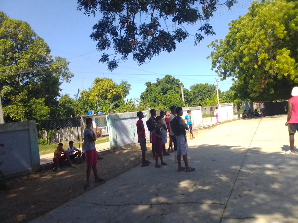 InderTames's tweet photo. ¡Arrancó con todo la Copa Escolar de Fútbol 5 vs 5! ⚽🔥 Nuestro Combinado Deportivo Jamaica ya está dejando la piel en el terreno del Centro Mixto Américo César Desliz, bajo la dirección de los profesores Mario Lionar y Osmani Mosqueda. https://t.co/nOuxh9PnQ9