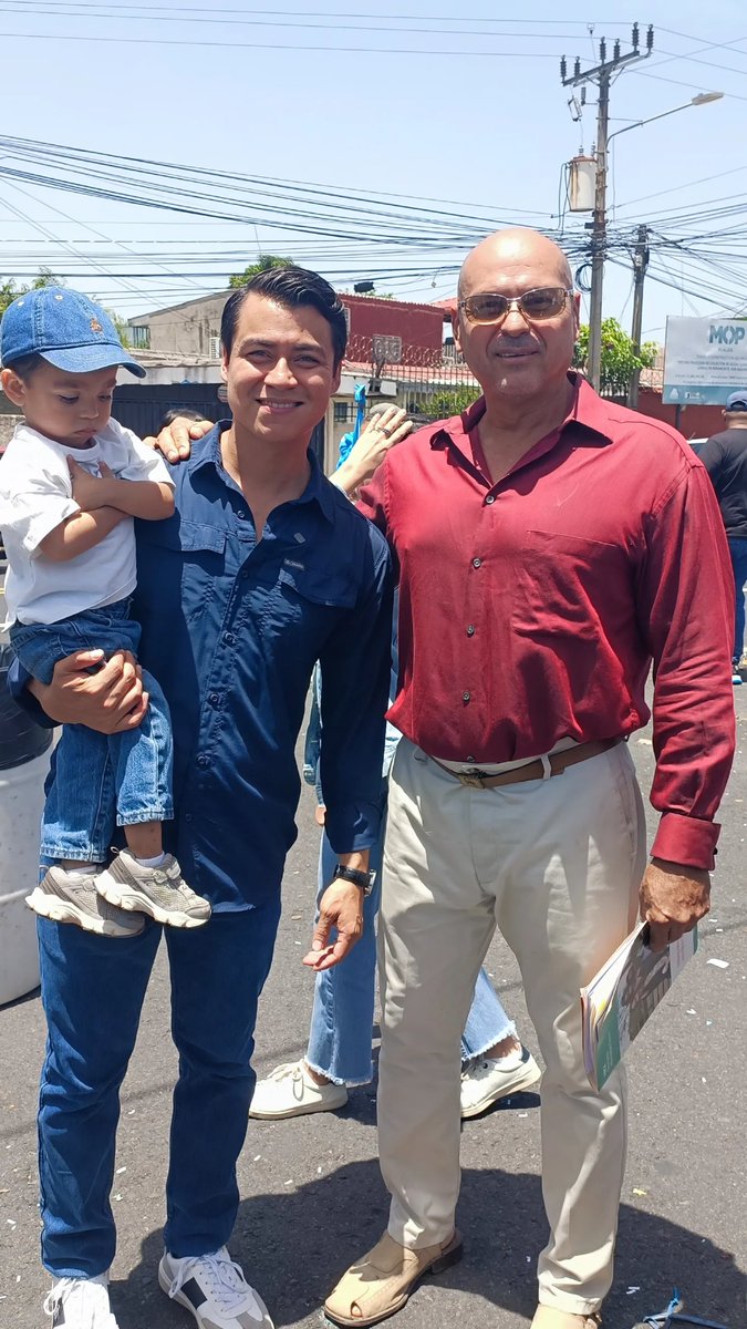 XavierDeras1's tweet photo. SARED® cerveza salvadoreña artesanal 
Con El Diputado William soriano https://t.co/4ALqc4j0Nk