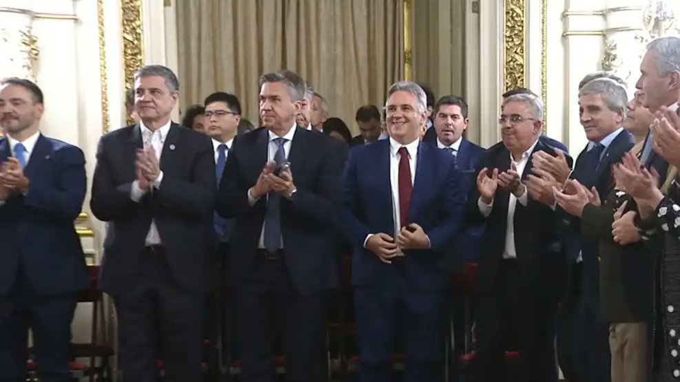 Perfilchaco's tweet photo. 🔴 ZDERO Y VALDÉS ACOMPAÑARON LA JURA DE SANTILLI COMO JEFE DE GABINETE EN LA CASA ROSADA

- @LeandroZdero por Chaco y @JPValdesok por Corrientes participaron del acto encabezado por Javier Milei. 

- Más información: https://t.co/qrT5jcwdQf https://t.co/TB9OqhzRTm