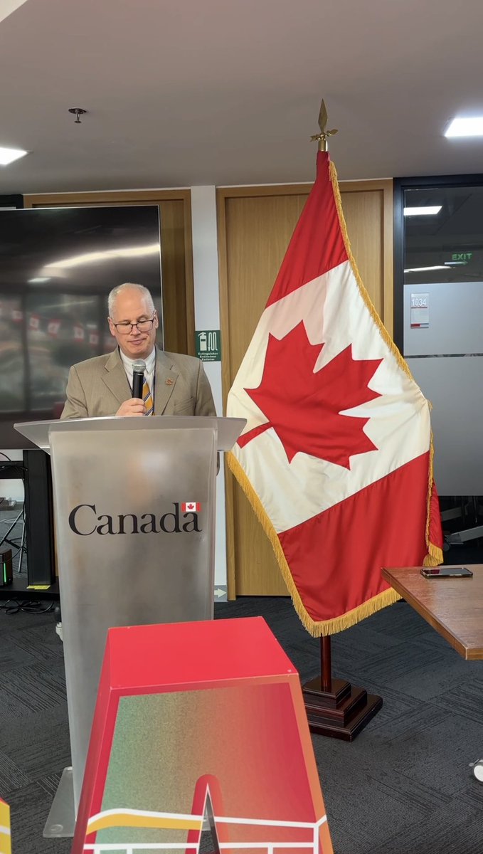 CanadaColombie's tweet photo. Célébrons ensemble la Fête du Canada ! 🇨🇦 L’équipe de l’ambassade célèbre tout ce qui fait la richesse du Canada : la diversité des peuples et des communautés qui y vivent, les valeurs que nous partageons, ainsi que son patrimoine naturel et culturel.
Bonne fête du Canada ! 🍁 https://t.co/z3jQORMIdN
