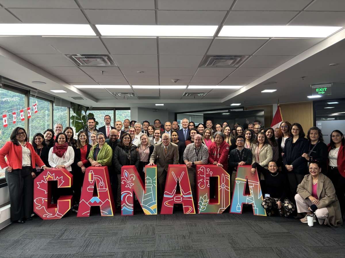 CanadaColombie's tweet photo. Célébrons ensemble la Fête du Canada ! 🇨🇦 L’équipe de l’ambassade célèbre tout ce qui fait la richesse du Canada : la diversité des peuples et des communautés qui y vivent, les valeurs que nous partageons, ainsi que son patrimoine naturel et culturel.
Bonne fête du Canada ! 🍁 https://t.co/z3jQORMIdN