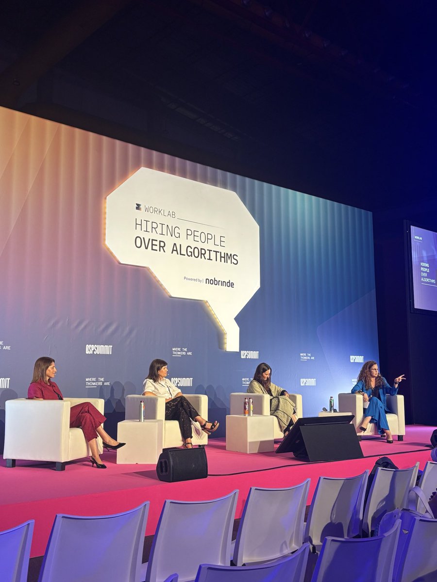 mkdirecto's tweet photo. 🙌🏼 Continuamos la tarde en #QSPSUMMIT desde Oporto
🗣️En directo, la mesa redonda “Hiring people over algorithms”con #marcas como @parfois https://t.co/IByGuqSE92
