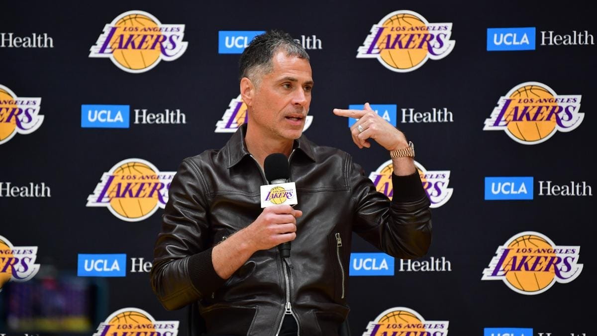 IsolationNBA's tweet photo. LeBron es mejor que Kessler
Reaves cobraba menos plata
Smart es mejor que Sexton
Hachimura es mejor que Mamukelashvili
Kennard cobraba menos que Grimes
Y tienen menos picks.

Los Lakers acaban de firmar una de las peores offseason desde el 2016. https://t.co/6CZWQehLg9