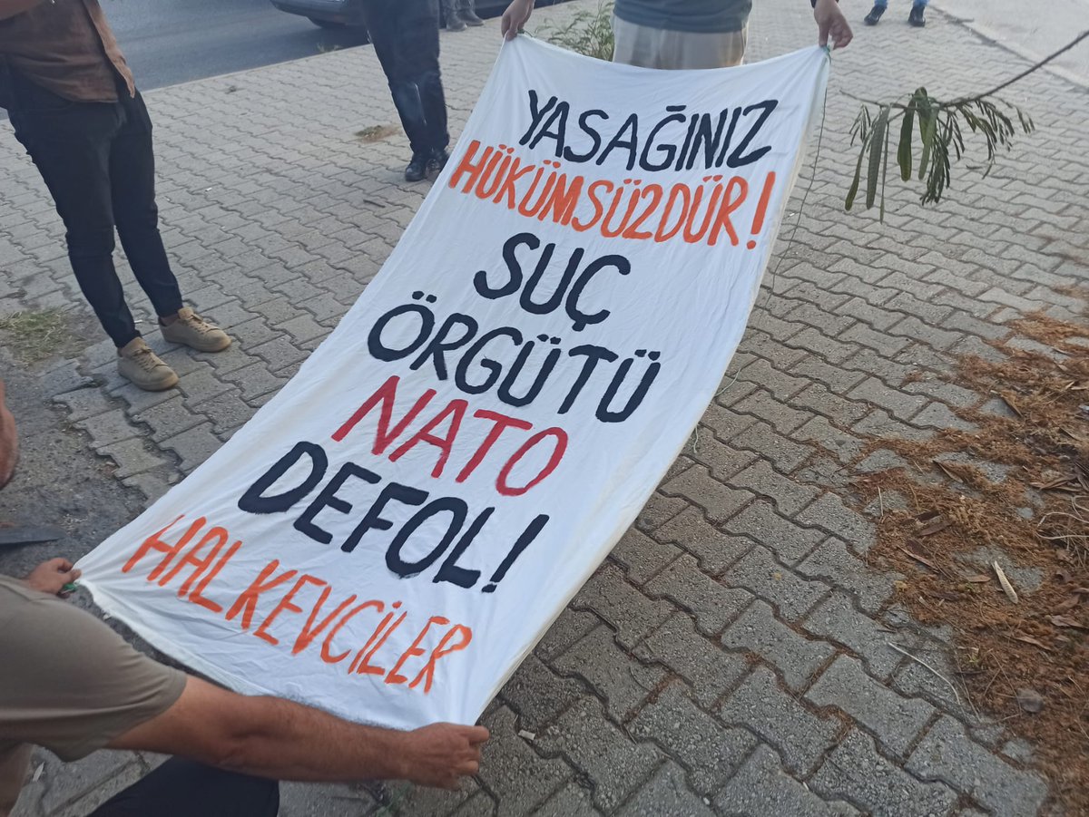 halkinhaklari's tweet photo. Adana Halkevi üyesi 3 arkadaşımız haklarında ihbar olduğu gerekçesiyle gözaltına alındı.

Emniyeti korkutan, arkadaşlarımızın yanında bulunan pankartta yazılanı tekrar ediyoruz: 
Yasağınız hükümsüzdür, suç örgütü NATO defol! https://t.co/c8cVGQci9E