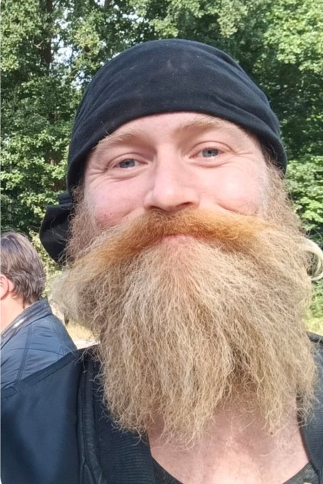 Rick_Timmer5's tweet photo. @MakanoTakeko @GravityOSINT @patrickdelrico @voXequinoX Is dat die vrouwenmepper die zogenaamd in Thailand woont, maar in werkelijkheid nog bij zijn moeder hokt? https://t.co/oOVwuaYNxK