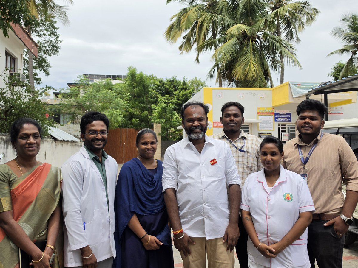 tvkitwingmaduri's tweet photo. மதுரை கே.கே. நகர் பகுதி 33வது வார்டு நகர்ப்புற நல வாழ்வு மையம் சுந்தரம் பார்க் அருகில் செயல்பட்டு வருகிறது. 

நலவாழ்வு மையத்தில் ஊசிகள், குளிர் சாதனத்தில் வைக்க வேண்டிய மருந்துகள் வைக்க போதிய வசதிகள் இல்லாமல் இருந்து வந்தன. கடந்த ஒரு வருடமாக மருத்துவ மையத்திற்கு குளிர்சாதன பெட்டி வேண்டுமென கோரிக்கையாக வைத்து வந்தனர். 

அவர்களது கோரிக்கையை ஏற்று உலக மருத்துவர்கள் தினத்தில் மதுரை வடக்கு சட்டமன்ற உறுப்பினரும் மதுரை மாநகர் வடக்கு மாவட்ட செயலாளருமான திரு. விஜய் அன்பன் கல்லாணை அவர்களின்  தலைமையில் நலவாழ்வு மையத்திற்கு மதுரை கே கே நகர் பகுதி சார்பில் குளிர்சாதன பெட்டியை முதன்மை மருத்துவர் ஸ்ரீ கோதை மற்றும் மருத்துவர் ராகேஷ் ராம் முன்னிலையில் வழங்கினார்.

@CMOTamilnadu | @TVKVijayHQ 
@VijayAnban_offl | @VijayAnbanMLA 
#MLAOfMaduraiNorth #TVKVijay 
#தமிழகவெற்றிக்கழகம்‌ #மதுரைவடக்கு