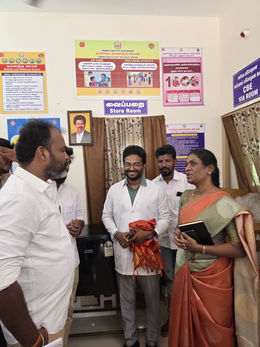tvkitwingmaduri's tweet photo. மதுரை கே.கே. நகர் பகுதி 33வது வார்டு நகர்ப்புற நல வாழ்வு மையம் சுந்தரம் பார்க் அருகில் செயல்பட்டு வருகிறது. 

நலவாழ்வு மையத்தில் ஊசிகள், குளிர் சாதனத்தில் வைக்க வேண்டிய மருந்துகள் வைக்க போதிய வசதிகள் இல்லாமல் இருந்து வந்தன. கடந்த ஒரு வருடமாக மருத்துவ மையத்திற்கு குளிர்சாதன பெட்டி வேண்டுமென கோரிக்கையாக வைத்து வந்தனர். 

அவர்களது கோரிக்கையை ஏற்று உலக மருத்துவர்கள் தினத்தில் மதுரை வடக்கு சட்டமன்ற உறுப்பினரும் மதுரை மாநகர் வடக்கு மாவட்ட செயலாளருமான திரு. விஜய் அன்பன் கல்லாணை அவர்களின்  தலைமையில் நலவாழ்வு மையத்திற்கு மதுரை கே கே நகர் பகுதி சார்பில் குளிர்சாதன பெட்டியை முதன்மை மருத்துவர் ஸ்ரீ கோதை மற்றும் மருத்துவர் ராகேஷ் ராம் முன்னிலையில் வழங்கினார்.

@CMOTamilnadu | @TVKVijayHQ 
@VijayAnban_offl | @VijayAnbanMLA 
#MLAOfMaduraiNorth #TVKVijay 
#தமிழகவெற்றிக்கழகம்‌ #மதுரைவடக்கு