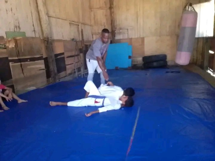 InderTames's tweet photo. 🥋 Judo en los Juegos Escolares.
Los profesores Deinier Loren y Resley Daisson Sánchez del
Combinado Deportivo Jamaica demostraron disciplina, fuerza y concentración sobre el colchón con los niños
¡Mucho talento y entrega desde Manuel Tames! 🇨🇺💪❤️ https://t.co/CDQMJSyVIR
