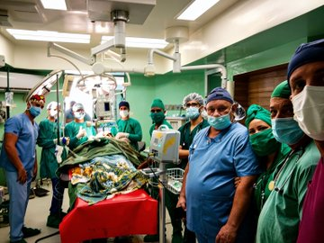 EmbaCubaUS's tweet photo. In Sancti Spíritus, #Cuba, a new chapter of courage was written: a team of Cuban doctors, tackling giant aneurysms in the most vulnerable part of the brain, successfully operated on a 26 mm³ lesion, a procedure that required them to work with very little margin for error. 

This procedure combined boldness and innovation (including a technique devised by the medical team) to address what could not be resolved by conventional means.

https://t.co/jl17MwoOJN

#CubaPorLaVida