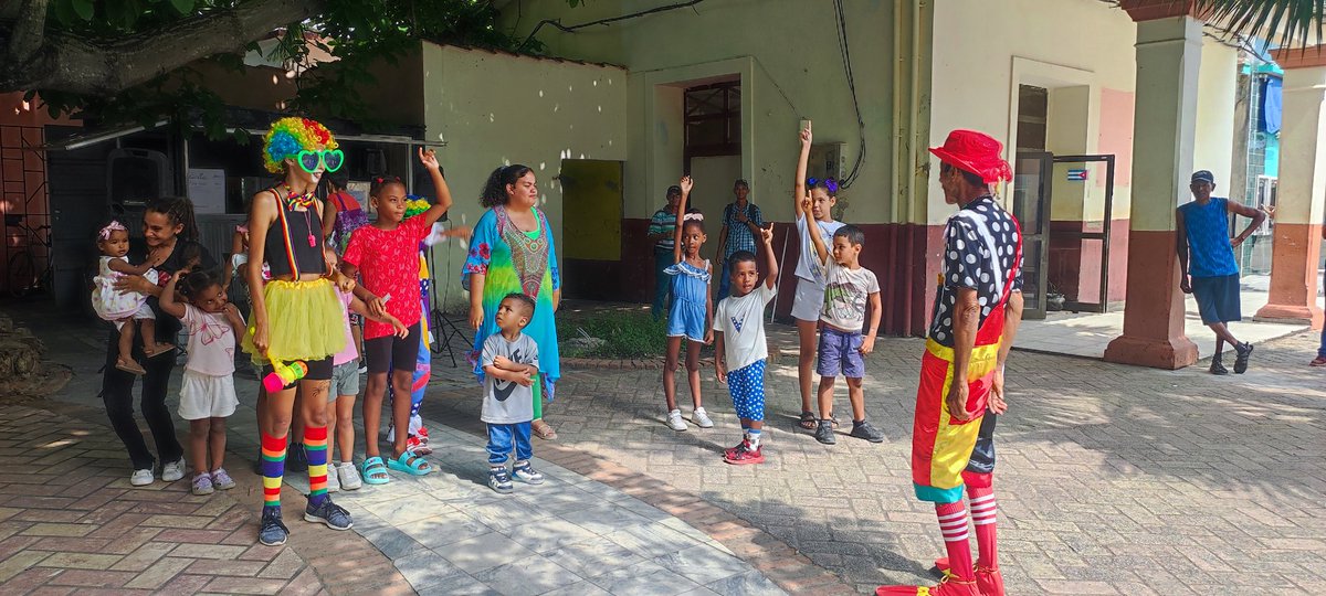 JessicaPadronR2's tweet photo. Camarcó Teatro regaló a los niños una función especial en el boulevard José Martí en este verano #IslaDeLaJuventud #Cultura @RadioCaribeIsla https://t.co/LRNWFmq5Fi