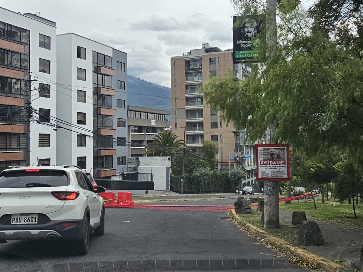 mafavellan's tweet photo. El redondel de la González Suárez para salir a la Av. Guayasamín, se encuentra bloqueada. Se ha generado una gran congestión. NO HAU SEÑALES y la gente avanza y sin saber.
 #Quito #ReporteCiudadano #Tránsito https://t.co/mKUWQi3Z0w
