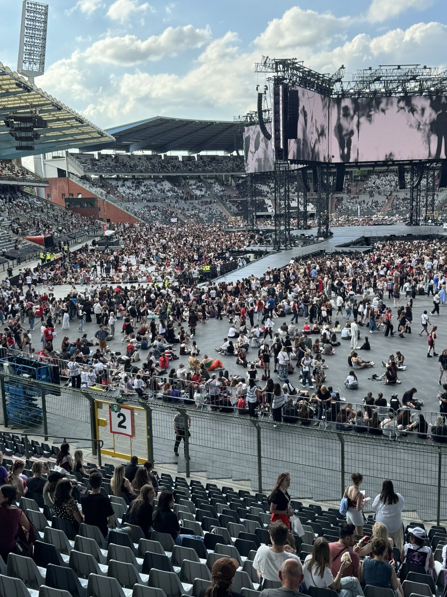 kmh2076's tweet photo. Omg, we are right next to the entrance ramp!!! https://t.co/MeKTjhEUw2