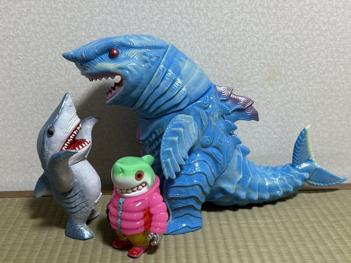 himuru's tweet photo. HGFアフターの当選品G SHARK
ピンクのダウンと各部のメタリック塗装がめっちゃ綺麗です
個人的に横から見た時のS字姿勢が特にお気に入り
ドールアイの瞳も可愛い！

#MomocoStudio 
#GYAROMI
#墓場の画廊 https://t.co/esMMkNqG4B