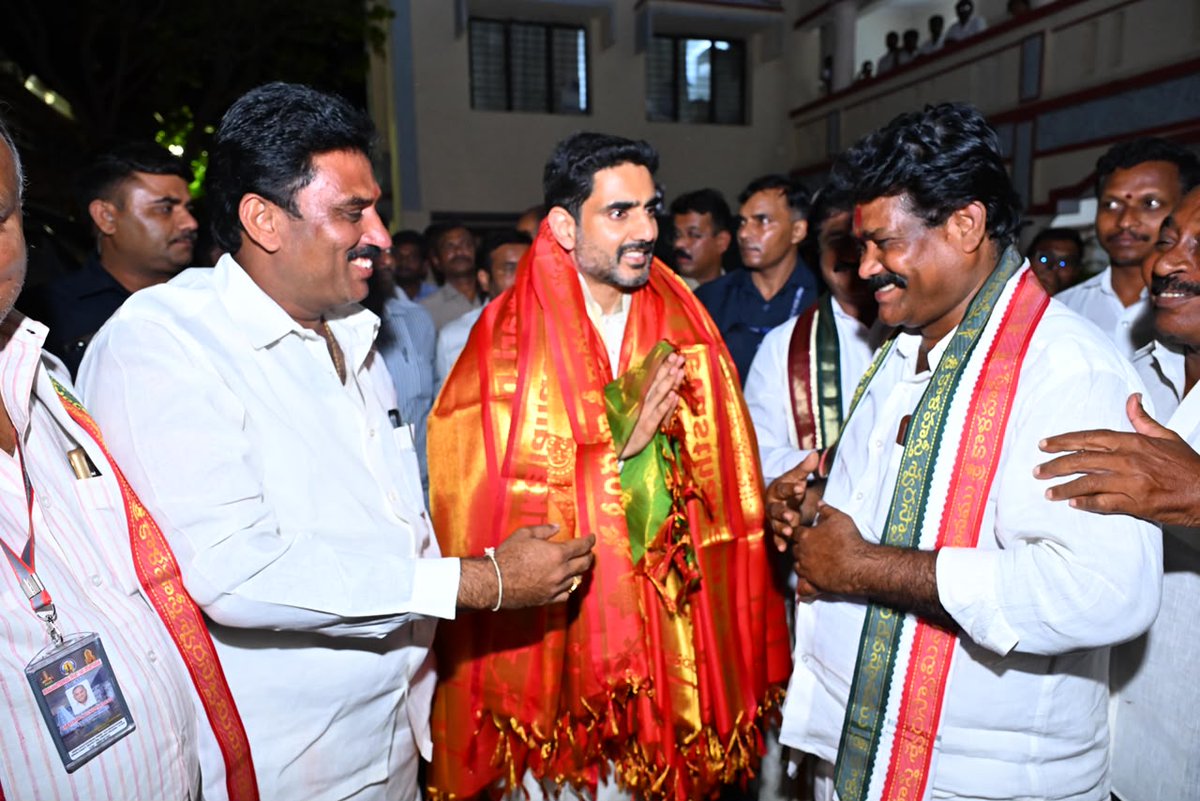 naralokesh's tweet photo. ప్రముఖ పుణ్యక్షేత్రం శ్రీకాళహస్తీశ్వర ఆలయాన్ని సందర్శించాను. ఈ సందర్భంగా శ్రీ జ్ఞాన ప్రసూనాంబిక సమేత శ్రీ వాయులింగేశ్వర స్వామిని దర్శించుకుని ప్రత్యేక పూజలు నిర్వహించాను. స్వామివారి తీర్థప్రసాదాలు స్వీకరించాను. https://t.co/Ki6n9i6EIX