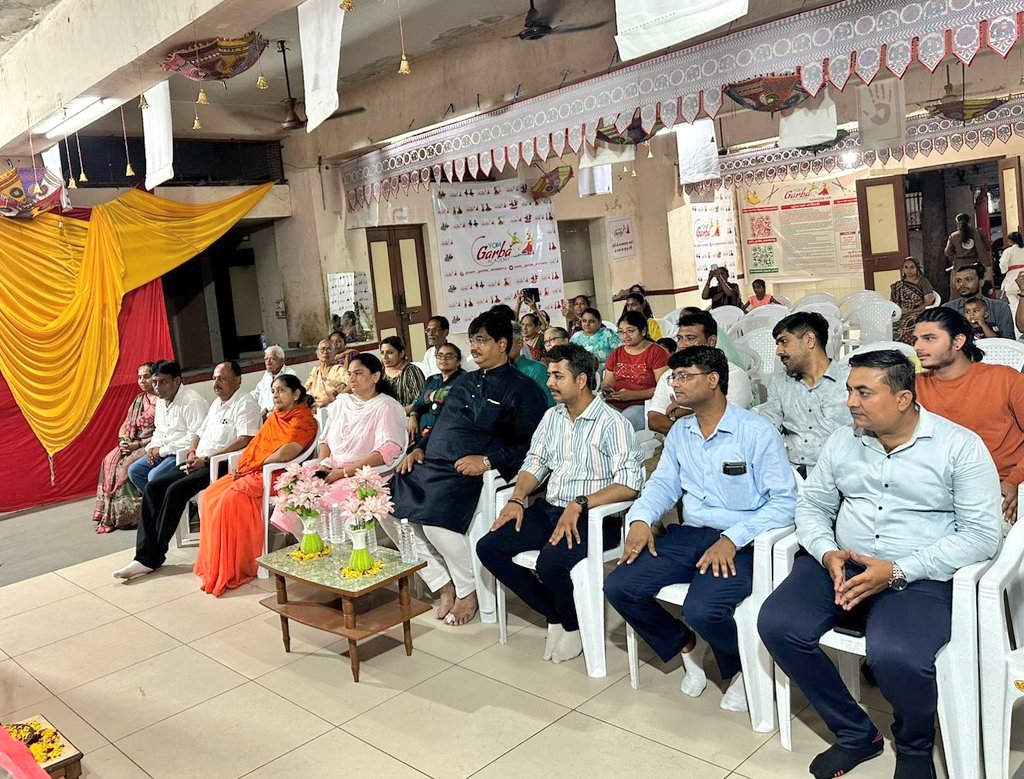 AmitThakerBJP's tweet photo. વેજલપુર વોર્ડના કાઉન્સિલર તથા કરાટે ટ્રેનર શ્રી જુલીબેન ચૌહાણ દ્વારા રણછોડજી મંદિર ખાતે શરૂ કરવામાં આવેલ કરાટે ક્લાસનો શુભારંભ કરાવ્યો.  

યુવાનોમાં આત્મરક્ષા સાથે શારીરિક તંદુરસ્તી અને આત્મવિશ્વાસ વિકસે તે દિશામાં આ એક મહત્વપૂર્ણ ટ્રેનિંગ છે.

આ અવસરે શ્રીમતી દિવ્યાબેન ખાખી,( ડેપ્યુટી ચેરમેન ટી.પી અને એસ્ટેટ કમિટી, વોર્ડ પ્રમુખ શ્રી મિલન પાઠક, કાઉન્સિલર શ્રી રાજુભાઈ ઠાકોર (મુખી ), વોર્ડ મહામંત્રી શ્રી જયવંતસિંહ વાઘેલા, શ્રી હેમલ શાહ તથા ટ્રસ્ટી શ્રી અન્નપૂર્ણાબેન ભારતી (અલકાબેન) ઉપસ્થિત રહ્યા.