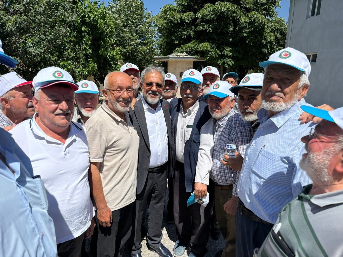 recepdere78's tweet photo. 30 HAZİRAN DÜNYA EMEKLİLER GÜNÜ KUTLU OLSUN

H A K  E M E K L İ L E R  D E R N E Ğ İ 
(H A K  E M E K - D E R ) 

HAK Emekliler Derneği (HAK EMEK-DER) Genel Başkanımız Sayın REMZİ KARATAŞ Başkanımız ile birlikte kıymetli emeklilerimizin 30 Haziran Dünya Emekliler Gününü kutladık https://t.co/ASs34SYTwn