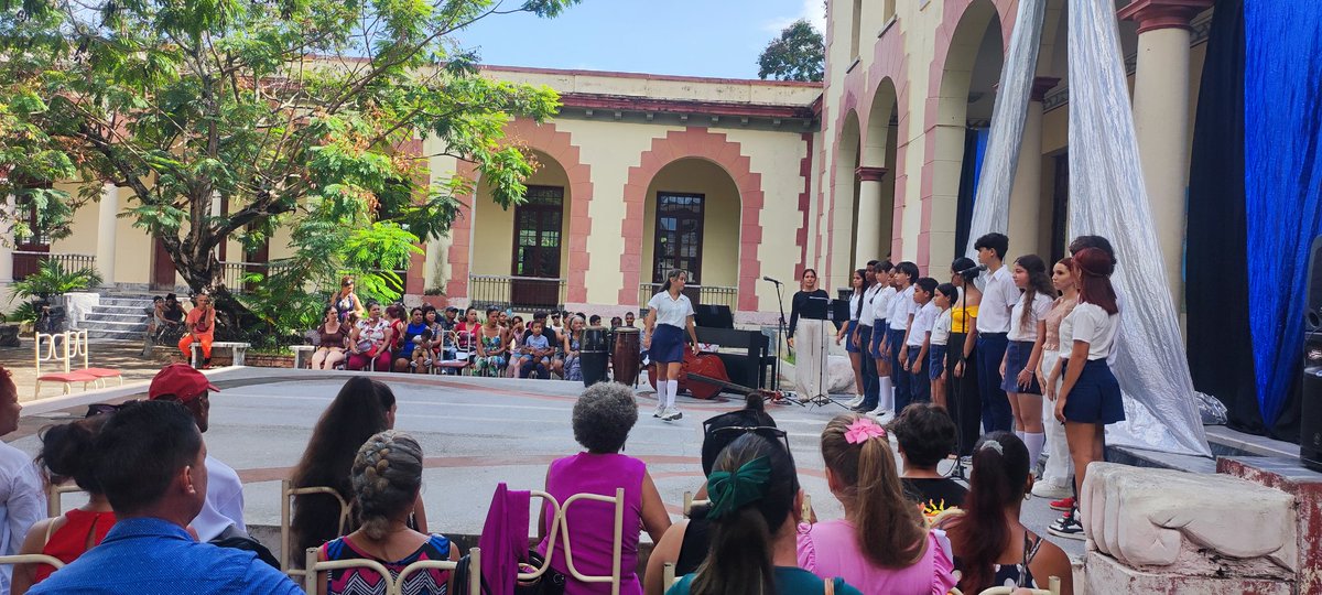 JessicaPadronR2's tweet photo. En la graduación de la escuela de Arte en #IslaDeLaJuventud egresaron 23 estudiantes de sexto grado de la enseñanza primaria y 11 alumnos de noveno grado, de ellos cinco de la especialidad de Música y seis de Danza. #SentirPinero @RadioCaribeIsla https://t.co/qb9iExRbsp
