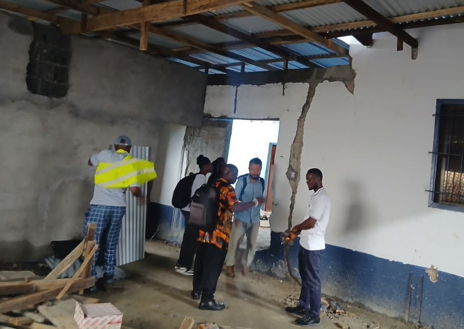 MEERsrm's tweet photo. Dr Ye Tao visited the new maternity ward at Tombo Community Health Centre with the Solthis Sierra Leone team to explore collaboration on MEER's passive cooling technology and a heat-health monitoring programme. 
#ClimateHealth #PassiveCooling #Africa #MEER https://t.co/3J5YGM1zpJ