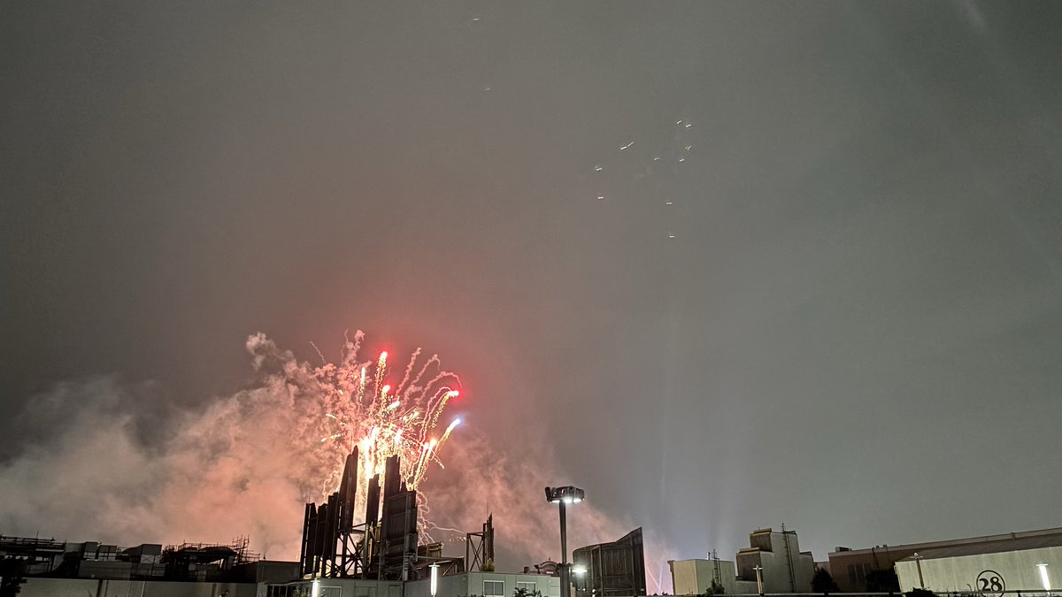 makeawish628's tweet photo. 会場出て駐車場に向かってたらちょうど花火が上がってた。
うまく撮れてない。 https://t.co/8EAEfsAzsm