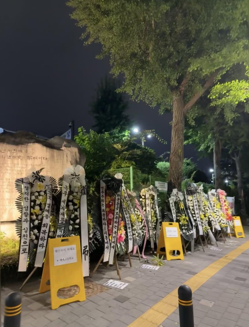ksixrenine's tweet photo. 배재고 현재 모습이라고 하는데 어른들이 이렇게 아이들을 망치고 있다... https://t.co/Cr31hdL1qk