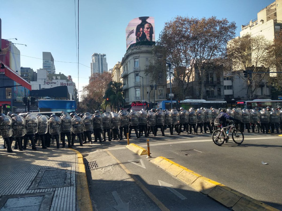 LuzPadu's tweet photo. La policía reprime a cientificxs del CONICET que se manifiestan por despidos y bajas de la OS. https://t.co/tN7PBqvPGN