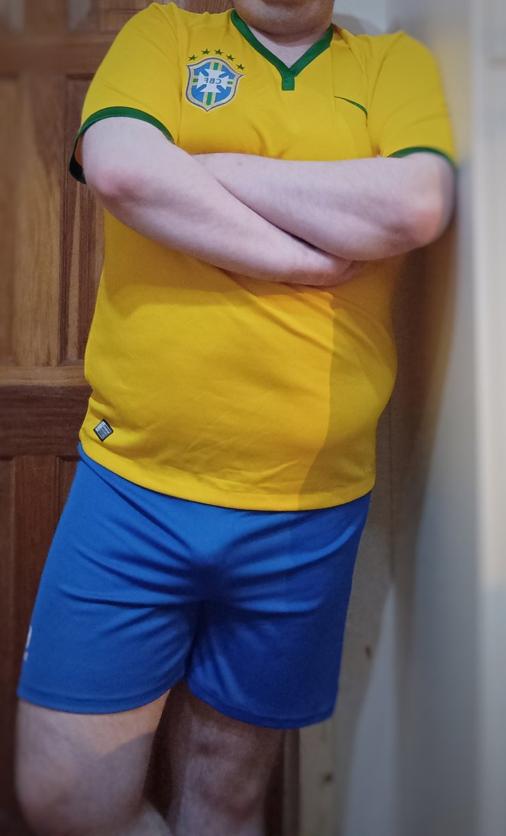 Cheeky_Kits's tweet photo. 🇧🇷 Finally found my Brazil shirt in storage...
Unfortunately the matching shorts are still playing hide and seek, so the blue Sondico ones have been called up as an emergency substitute! 😂⚽
Think they'll do the job?
#FootballShirts #FootballKit #Brazil #KitCollector https://t.co/etWNIBSNcv