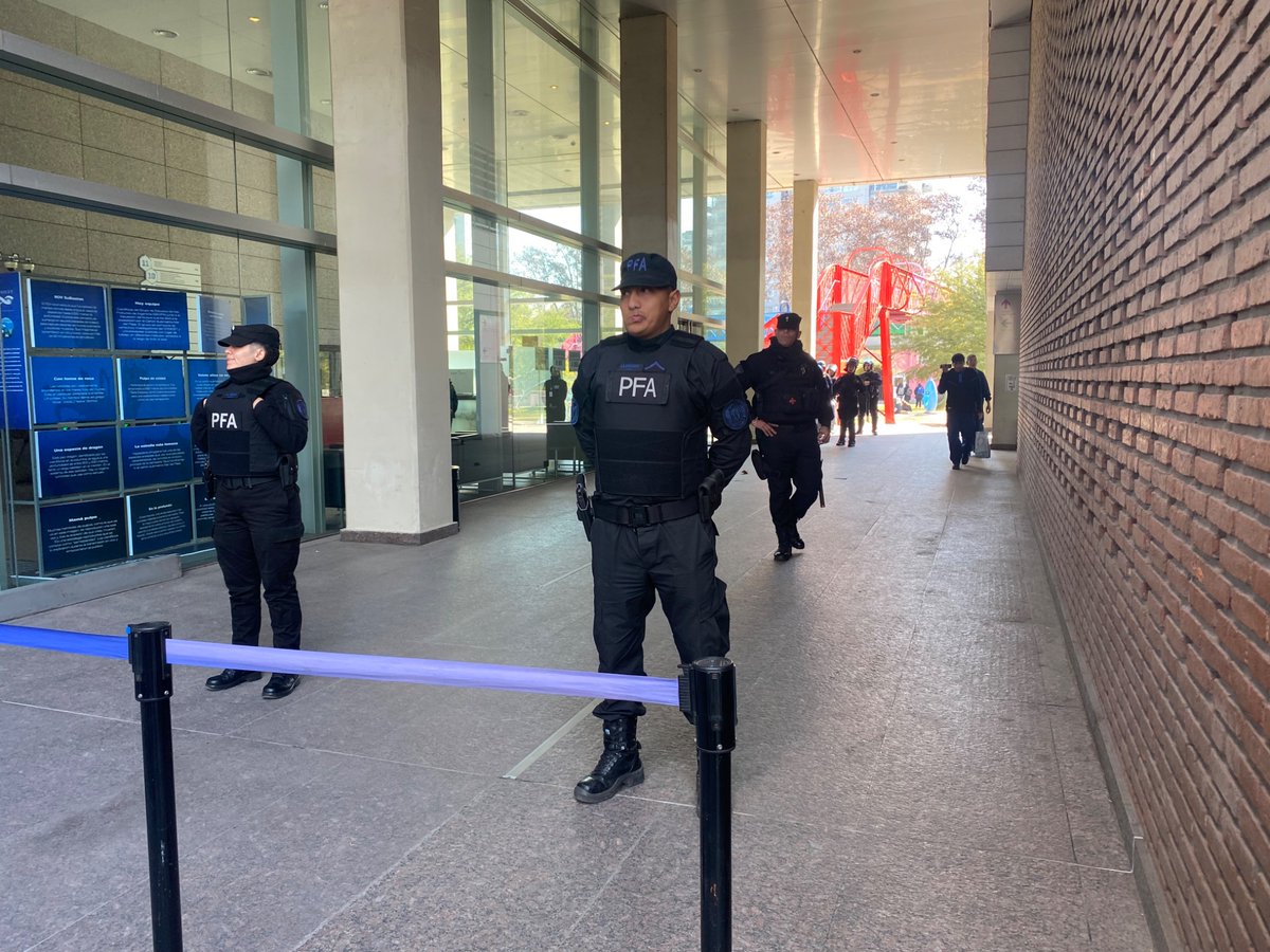HallucigeniaOK's tweet photo. Militarizan un edificio público dedicado a la ciencia. Odian el saber, odian el conocimiento https://t.co/ds4U8uzXC1