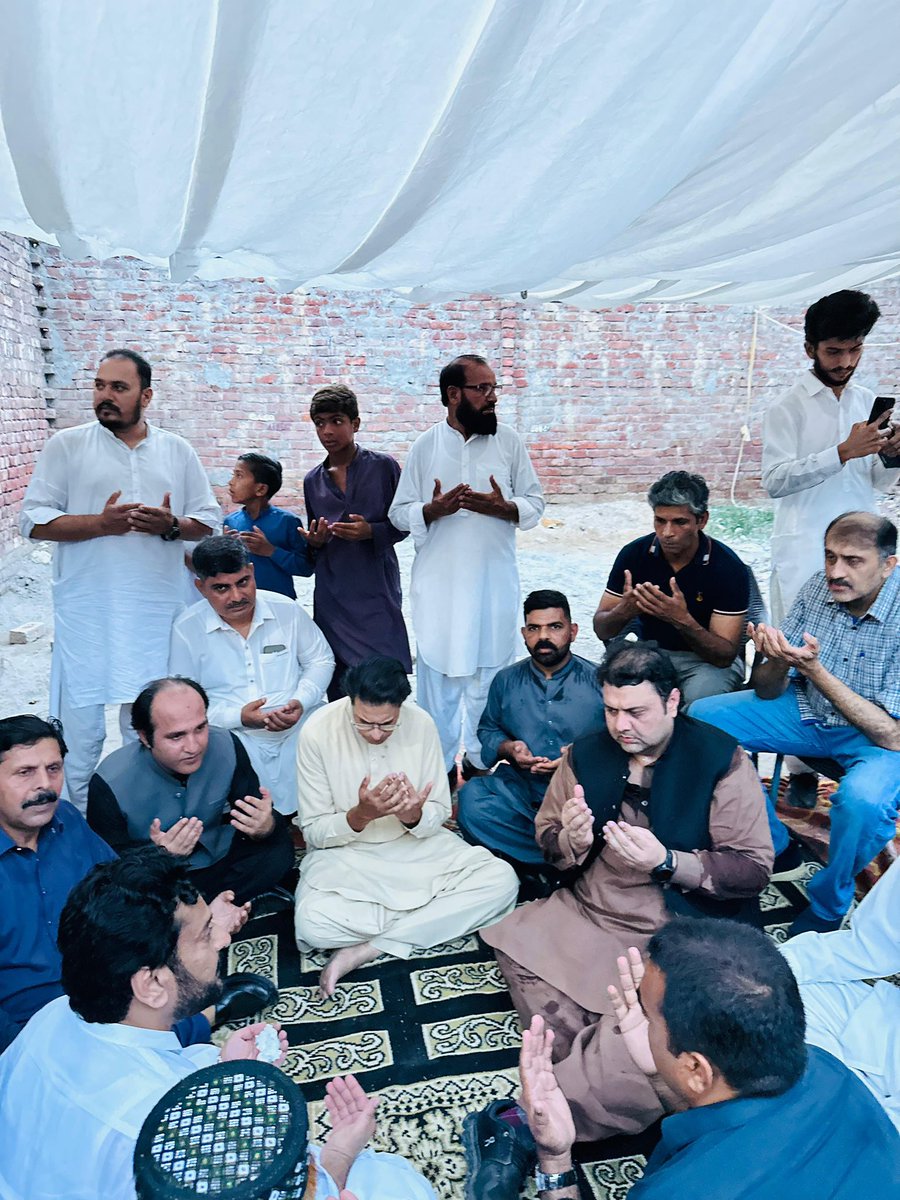 PTIofficial's tweet photo. کاہنہ میں ہونے والا سانحہ ناقابلِ تلافی نقصان ہے۔ سلمان اکرم راجہ صاحب اور فرخ جاوید مون نے اہل خانہ سے ملاقات کرکے تعزیت کی اور بلند درجات کے لیے دعا کی۔ اس دکھ کی گھڑی میں ہم برابر کے شریک ہیں۔ https://t.co/tUn31UfHIf