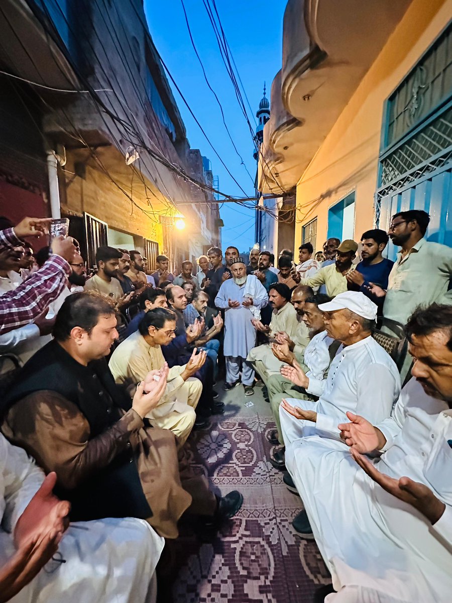 PTIofficial's tweet photo. کاہنہ میں ہونے والا سانحہ ناقابلِ تلافی نقصان ہے۔ سلمان اکرم راجہ صاحب اور فرخ جاوید مون نے اہل خانہ سے ملاقات کرکے تعزیت کی اور بلند درجات کے لیے دعا کی۔ اس دکھ کی گھڑی میں ہم برابر کے شریک ہیں۔ https://t.co/tUn31UfHIf