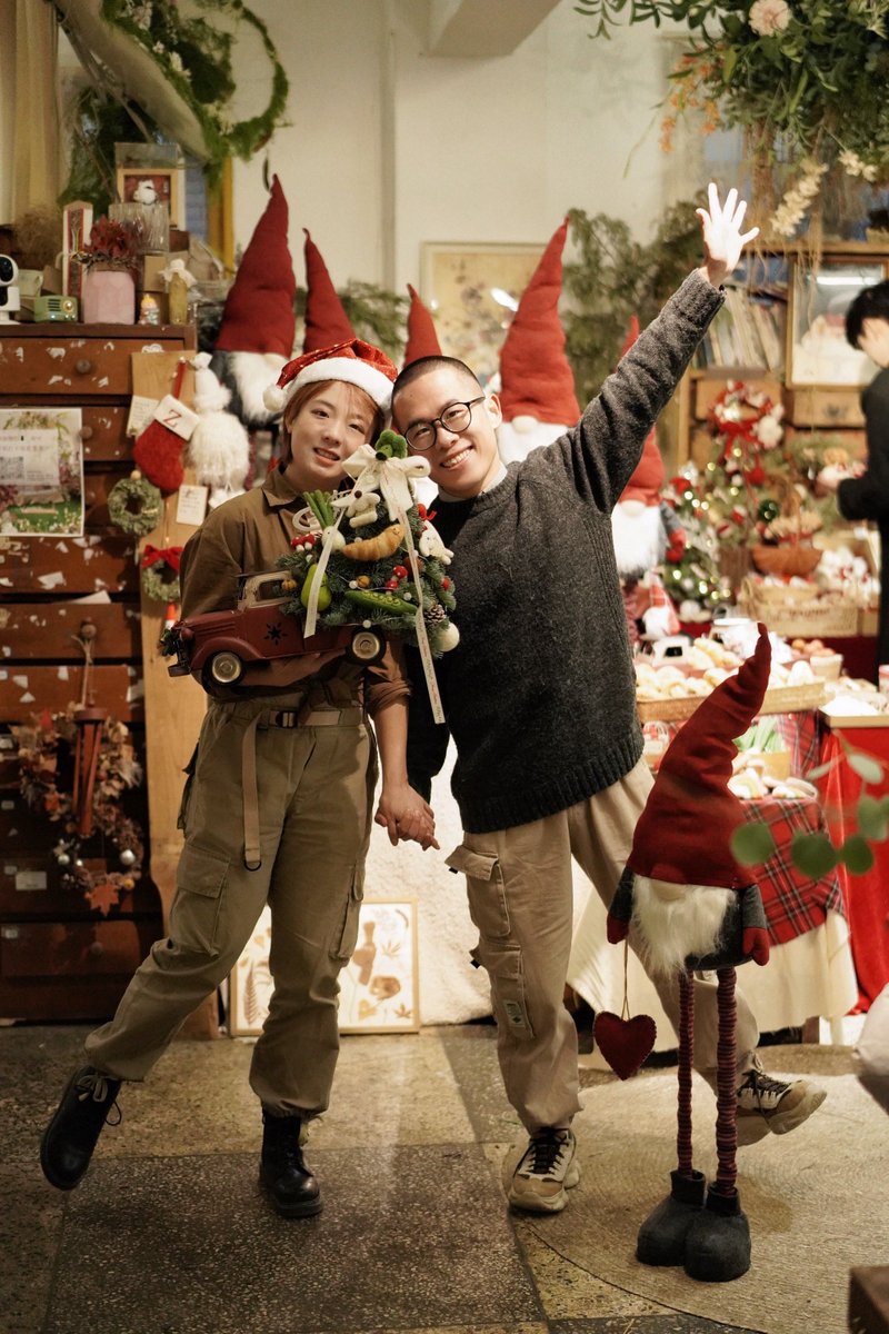 zqyiSaiCXMRYopb's tweet photo. Christmas vibes wrapped in lights and laughter!  May your day be full of warm moments, sweet treats, and all the joy this festive season brings. Happy Holidays! https://t.co/HQNJ17ca0s