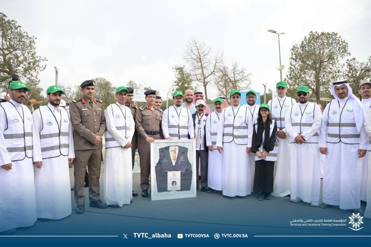 TVTC_albaha's tweet photo. #تغطية | 
ضمن جهودها في مجال المسؤولية المجتمعية، شاركت الإدارة العامة لـ #التدريب_التقني والمهني بمنطقة #الباحة في مبادرة #الباحة_جميلة_وآمنة، التي أطلقتها أمانة منطقة الباحة ، إنفاذاً لتوجيهات سمو أمير المنطقة _حفظه الله_، وبمشاركة الجهات الحكومية والأمنية والأهلية والقطاع الخاص.

وتأتي هذه المشاركة امتداداً لدور الإدارة في تعزيز ثقافة العمل التطوعي وخدمة المجتمع، والإسهام في المحافظة على البيئة، ودعم الجهود الرامية إلى رفع مستوى السلامة العامة، بما يواكب مستهدفات المبادرة ويعزز جودة الحياة في منطقة الباحة.