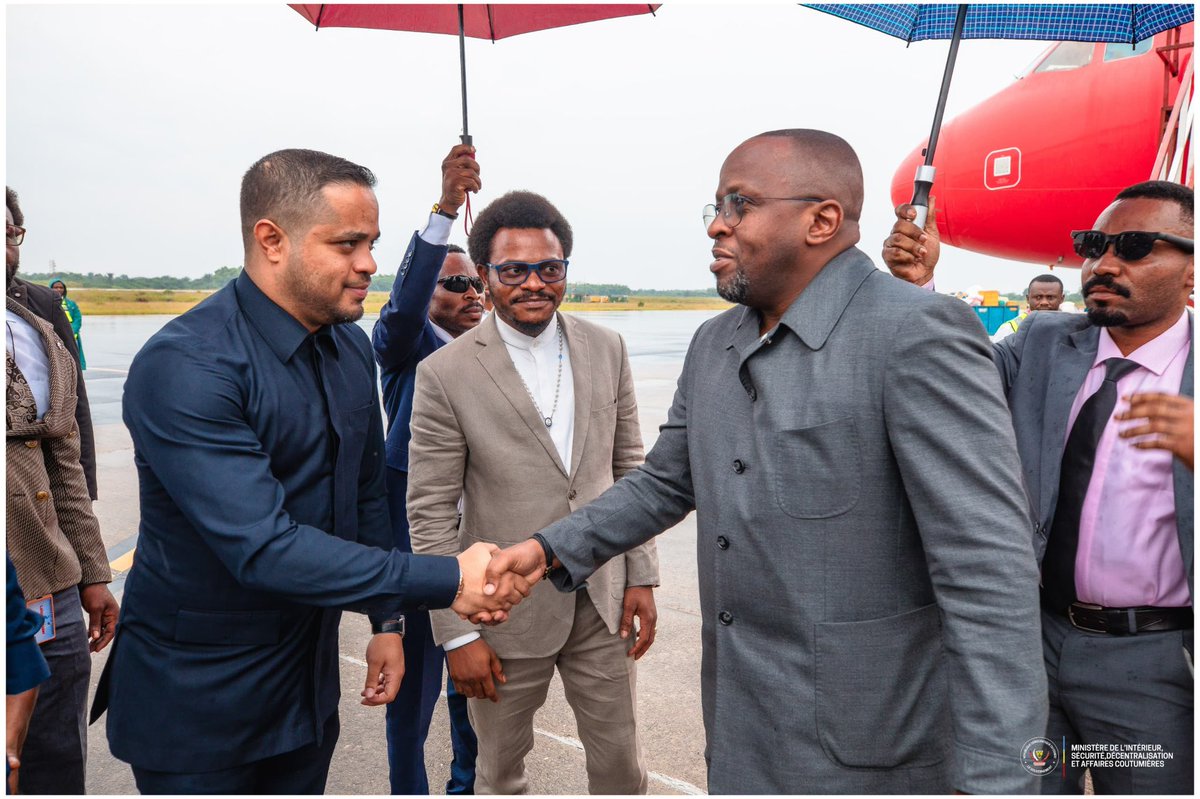 michombero's tweet photo. #RDC 🇨🇩 : le VPM Jacquemain Shabani à Kisangani pour une réunion sécuritaire de cinq provinces

Le Vice-Premier ministre en charge de l’Intérieur, Jacquemain Shabani, est arrivé ce mercredi à Kisangani (Tshopo) pour une mission axée sur la sécurité.

Il présidera une réunion de sécurité réunissant les gouverneurs de la Tshopo, du Haut-Uele, du Bas-Uele, de l’Ituri et du Nord-Kivu afin d’évaluer la situation sécuritaire dans ces provinces.

Le VPM procédera également au lancement officiel de la formation de 1 600 nouvelles recrues à l’École de police de Kapalata, dans le cadre de la réforme de la Police nationale congolaise.