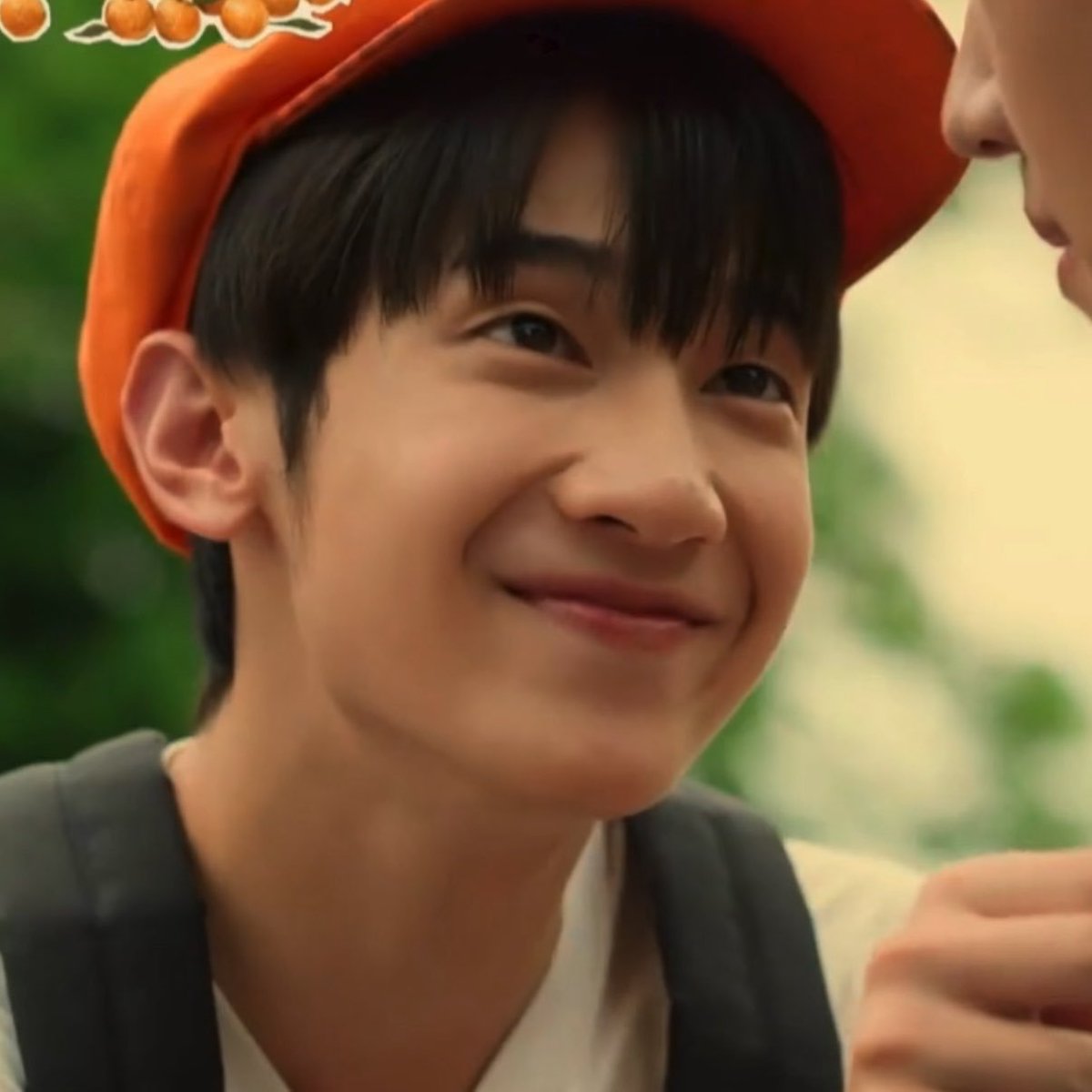 leoleoz_'s tweet photo. he would look at ko song like this and then wonder why would ko song kiss him bye
TONSOM 8TH EPISODE
#WhenOrangesFallEP8 https://t.co/Cra3wVTikq